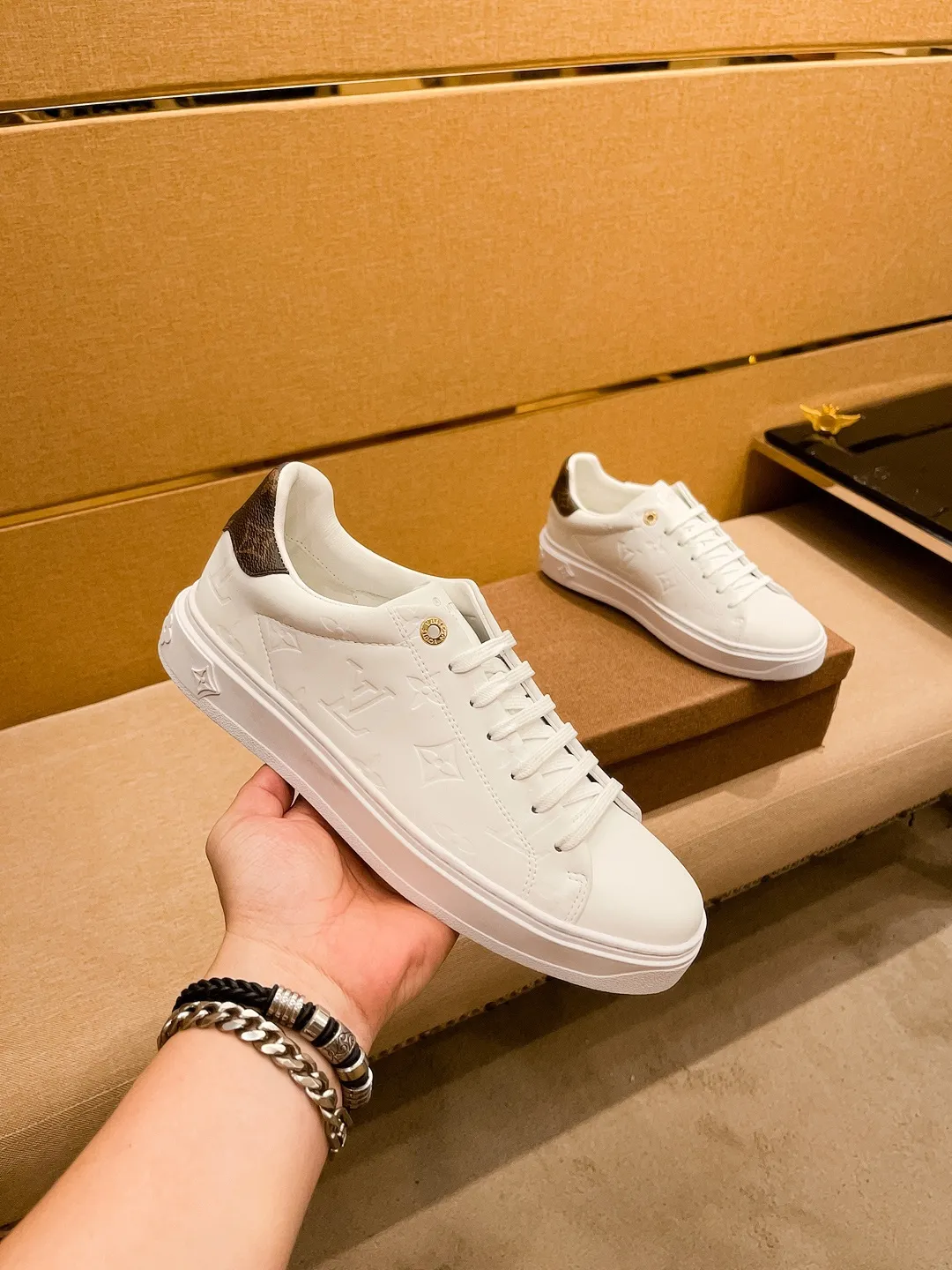 🚘🚘Factory batch 380💰[LV]🔥 Louis Vuitton high-end men's shoes brand official website 1:1 latest masterpiece: the upper is made of first-layer cowhide imported from Italy with a comfortable and breathable lining➕original non-slip and wear-resistant outsole🔥, making walking more convenient and comfortable! An exclusive new model, a stunning work, a beautiful 1:1 replica [color] compared to the official quality! Create a fashionable personality to set off your uniqueness! A must-have for trendy men! Classic 🔥Size: 38-44 Color: 🔥 2⃣️colors available🔥.
